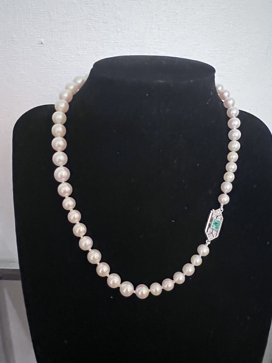Collier 49 perles de culture Akoya 40 cm fermoir en platine émeraude et diamants-photo-3