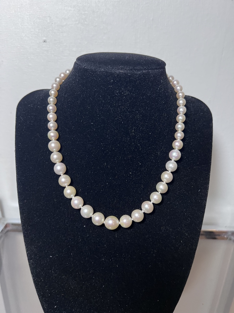 Collier 49 perles de culture Akoya 40 cm fermoir en platine émeraude et diamants