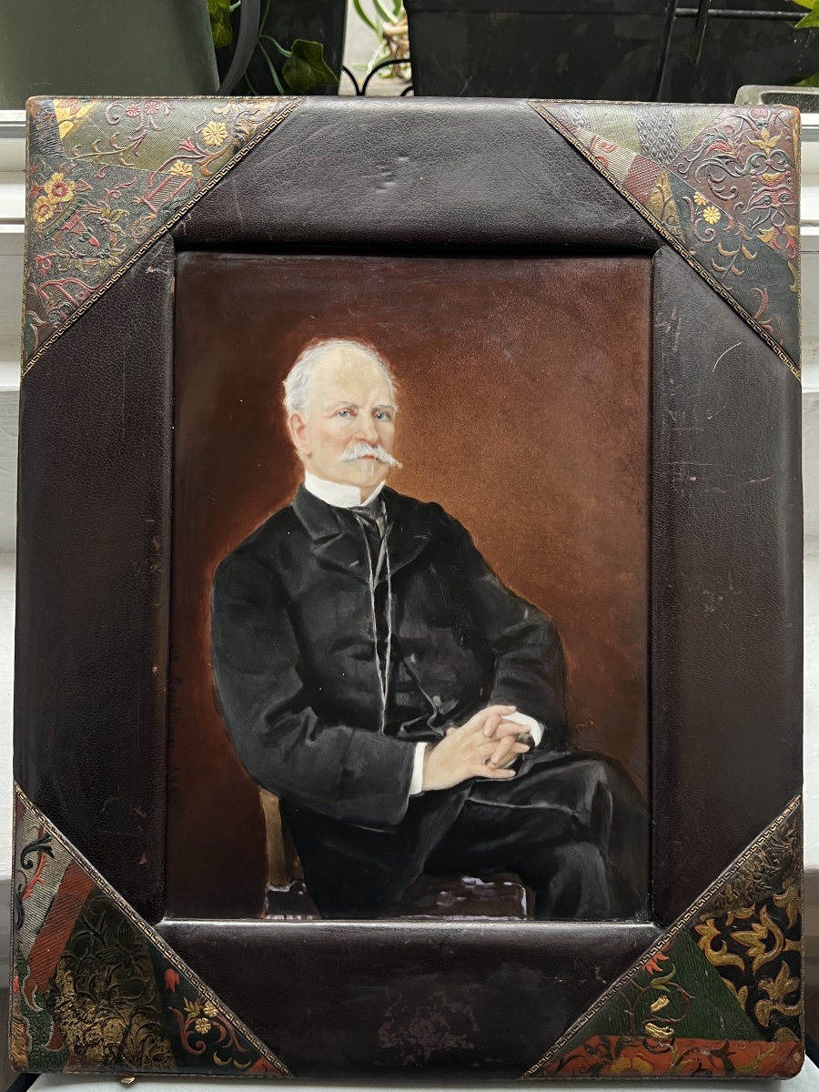 Plaque porcelaine de Sèvres cadre en cuir art nouveau Amélia Roulleau 19 eme portrait homme