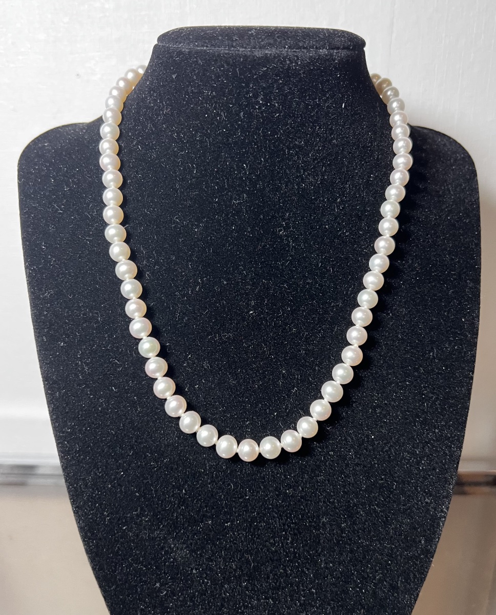 Choker Necklace With 64 White Cultured Pearls, 18k Gold Clasp, 42 Cm