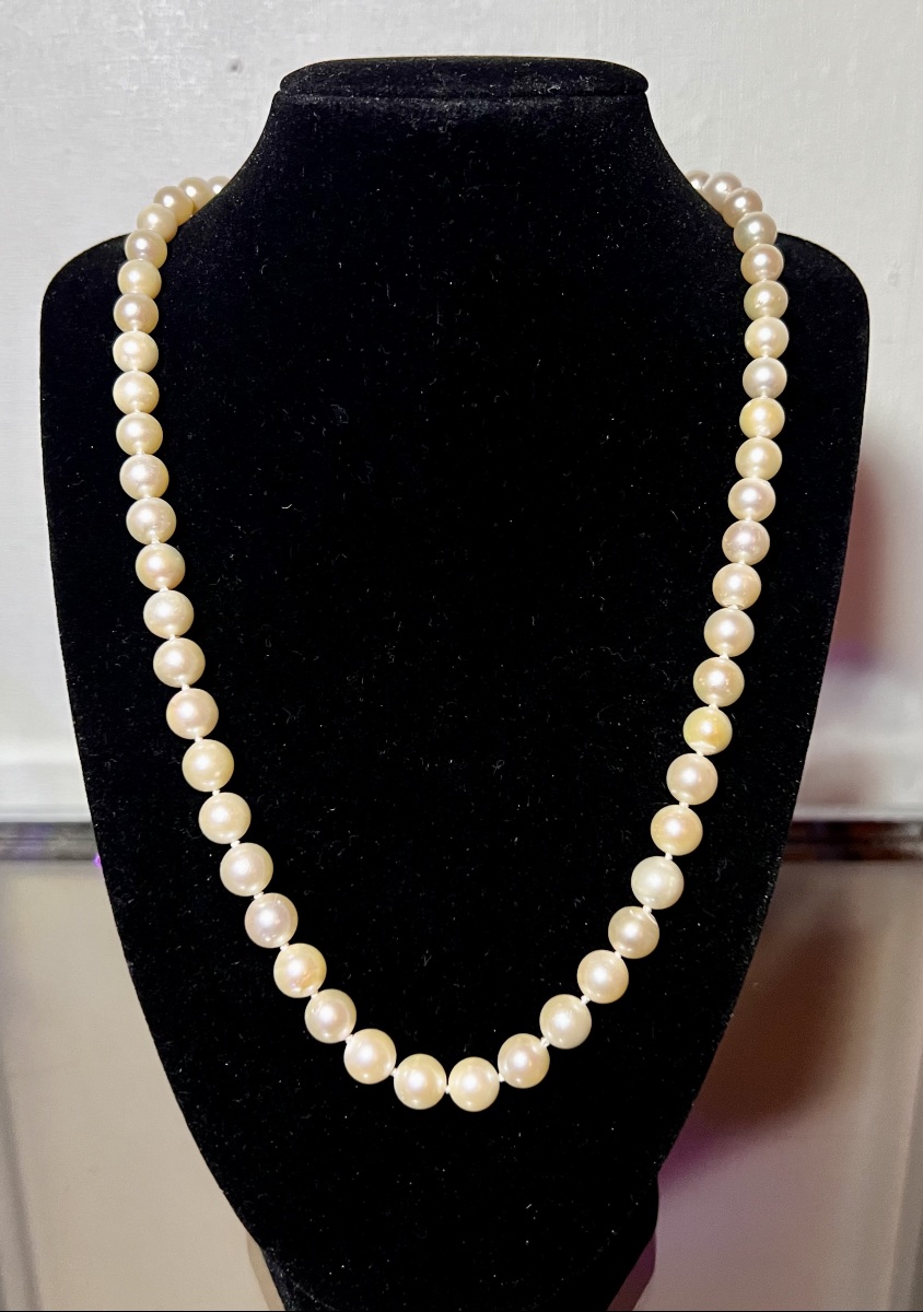 Necklace With 58 White Akoya Cultured Pearls, 18k Gold Clasp With Sapphire, 54 Cm-photo-3