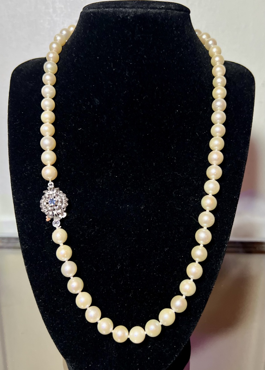 Necklace With 58 White Akoya Cultured Pearls, 18k Gold Clasp With Sapphire, 54 Cm-photo-4