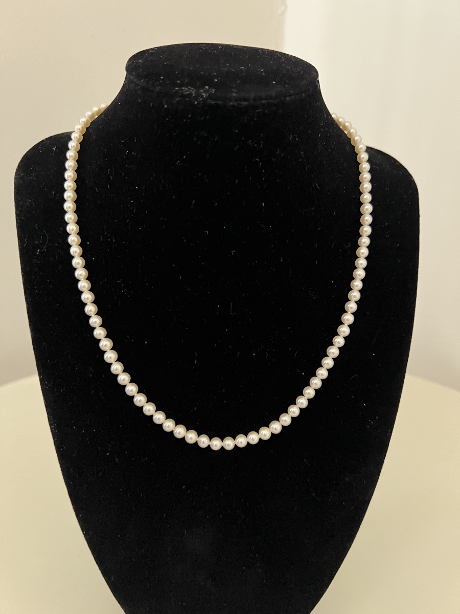 Choker Necklace With 94 Cultured Pearls, 18k Gold Clasp, 43 Cm