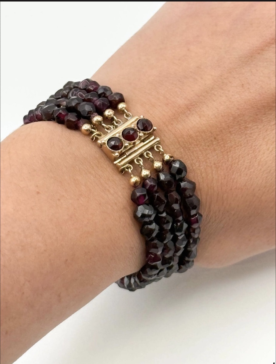 Bracelet quatre rangs perles de grenat fermoir or 18K Fin 19 eme siècle