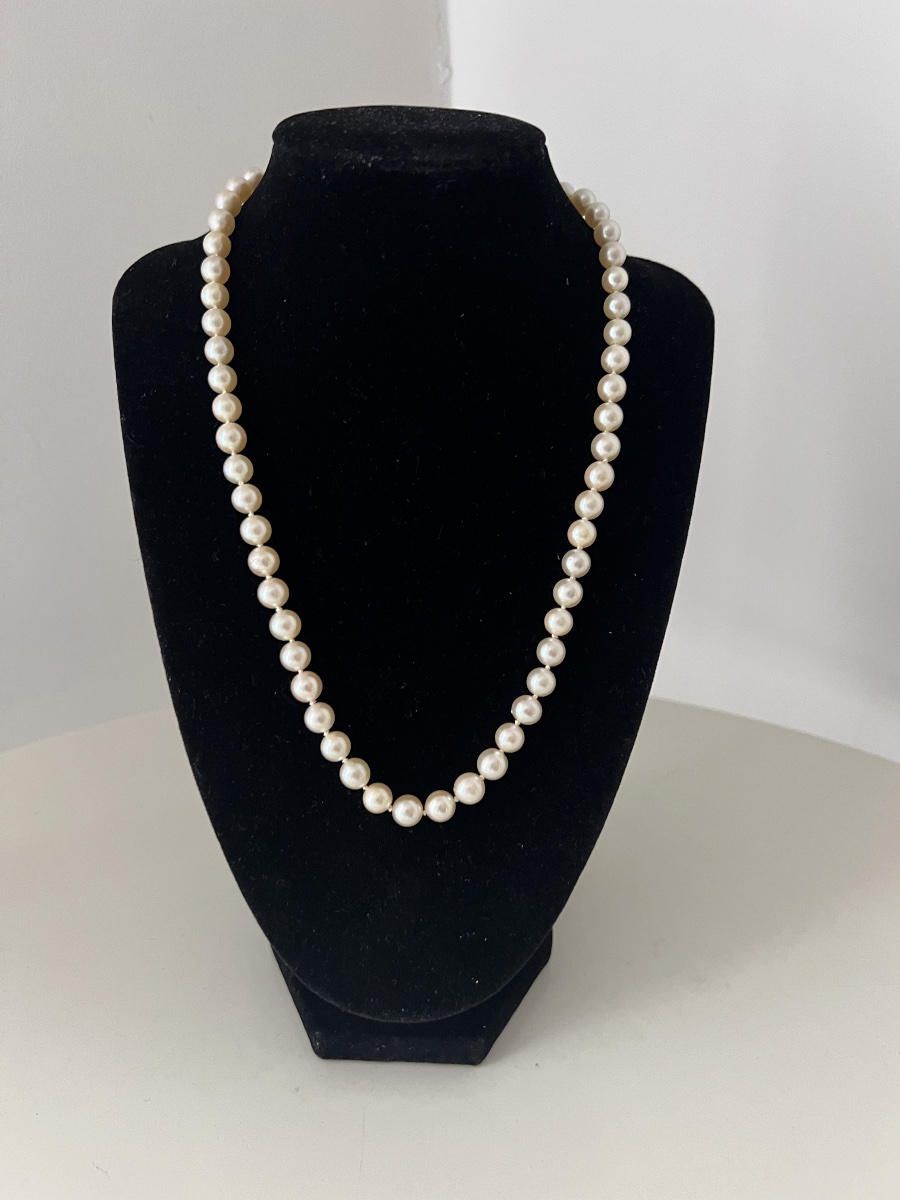 Choker Necklace With 59 Akoya Cultured Pearls And An 18k Gold Clasp, 49 Cm