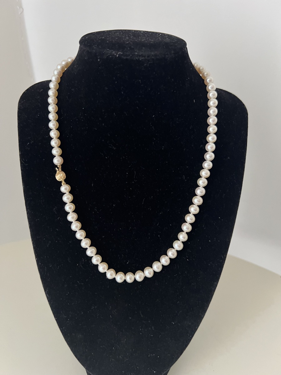 Collier choker 72 perles de culture  fermoir or 750°/°° 46 cm