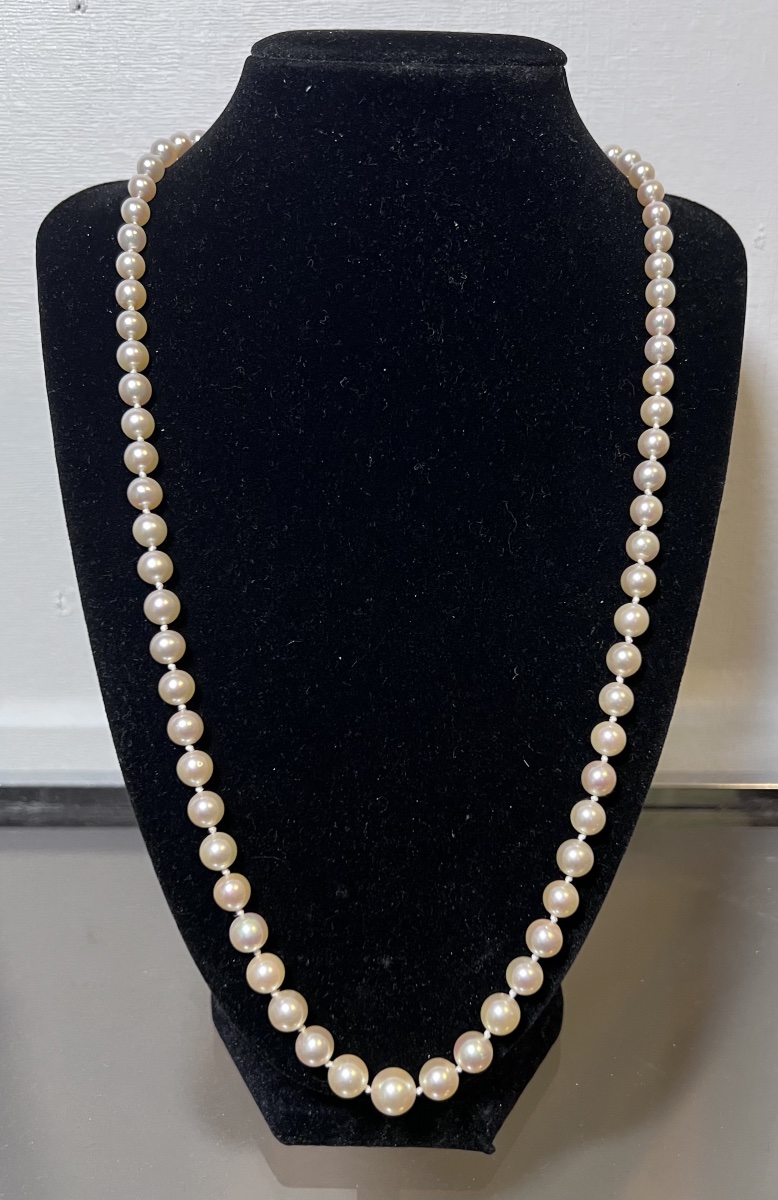 Necklace With 73 Akoya Cultured Pearls And An 18k Gold Clasp Set Within A Pearl, 61 Cm