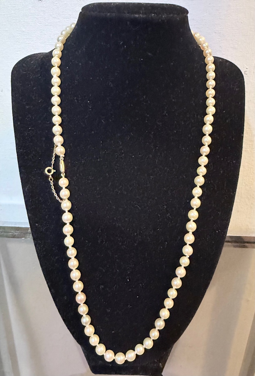 Choker Necklace With 84 Cultured Pearls, 18k Gold Clasp, 58 Cm