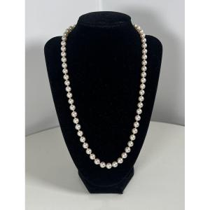 COLLIER CHOKER 63 PERLES DE CULTURE FERMOIR OR ET SAPHIR 54,5 CM