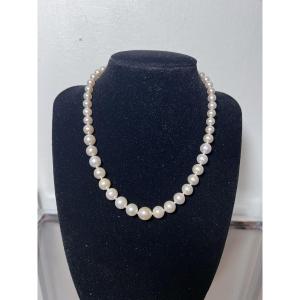 Collier 49 perles de culture Akoya 40 cm fermoir en platine émeraude et diamants