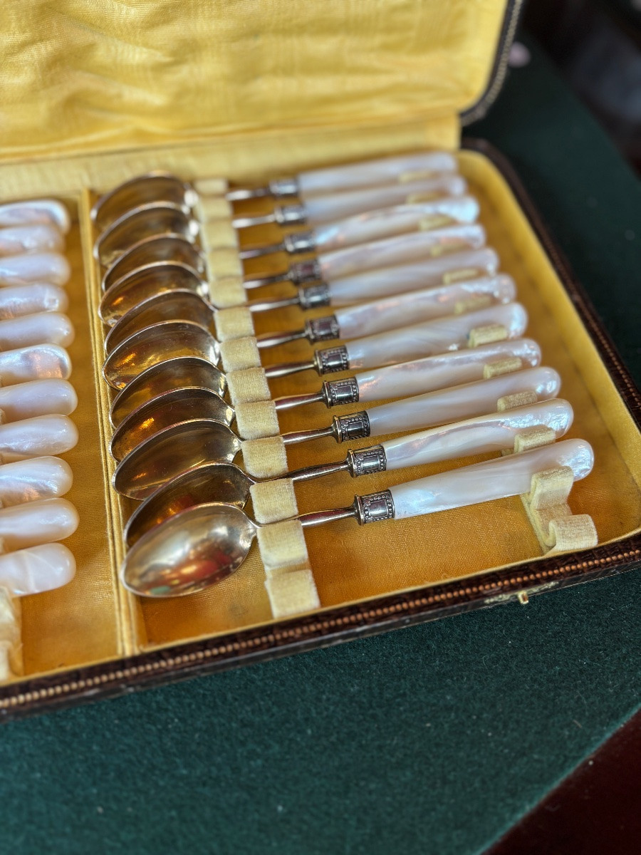 36 Dessert Cutlery Sets With Mother-of-pearl Handles And Silver Ferrule. -photo-2