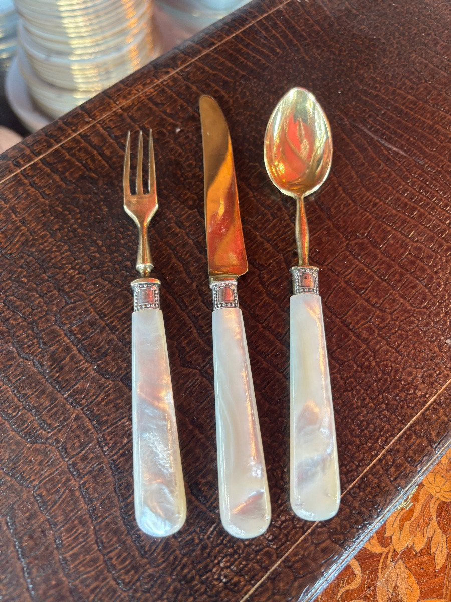36 Dessert Cutlery Sets With Mother-of-pearl Handles And Silver Ferrule. -photo-3