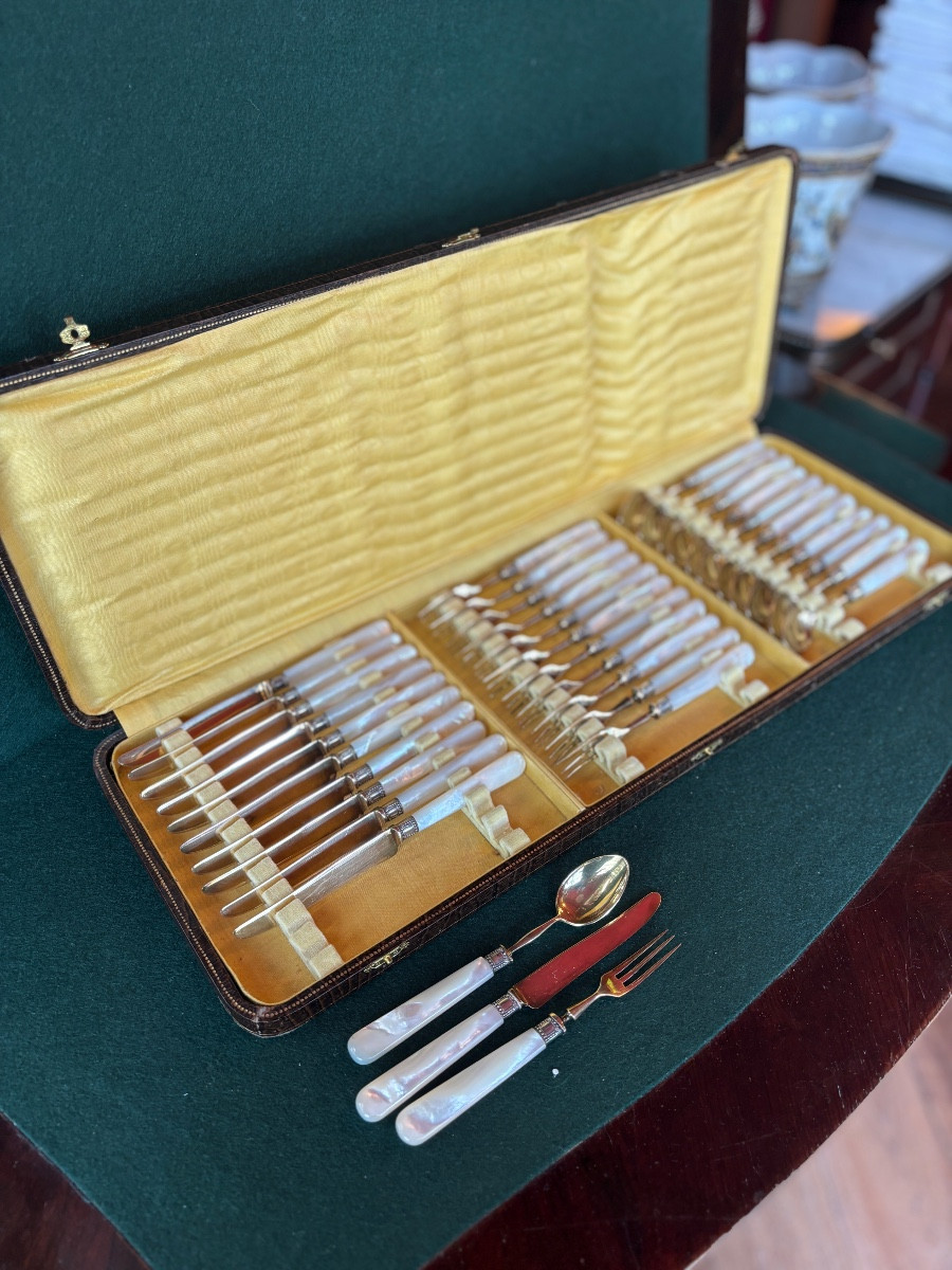 36 Dessert Cutlery Sets With Mother-of-pearl Handles And Silver Ferrule. 