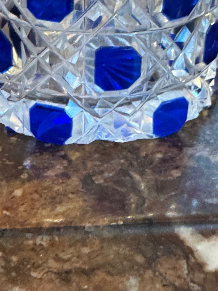 Saupoudreuse  Baccarat bleue. 