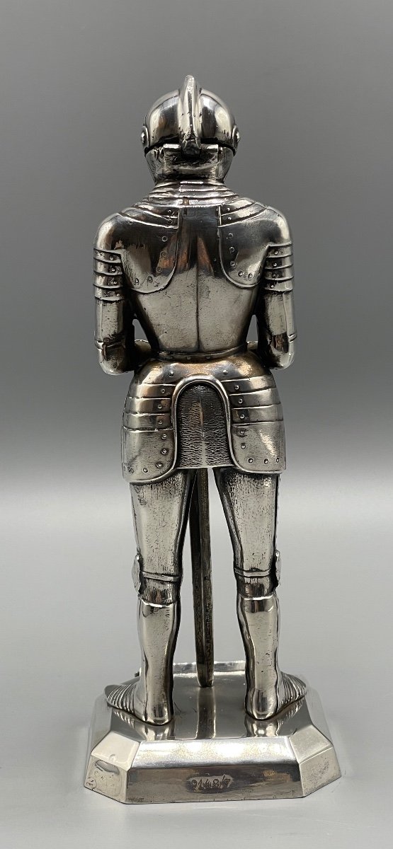 Pyrogène Représentant Un Homme En Armure-photo-4
