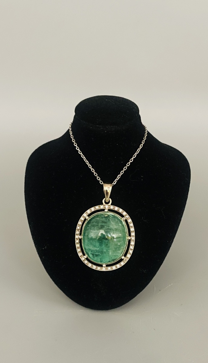 Pendentif Serti D’une émeraude En Cabochon Et Diamants 