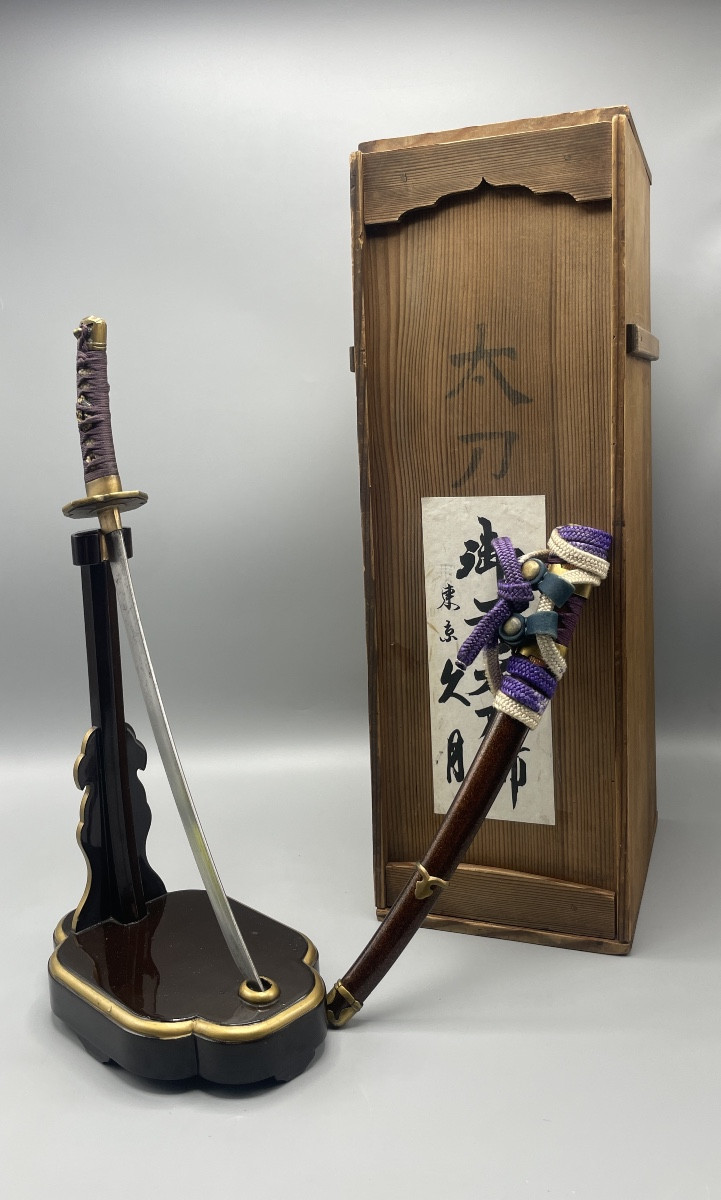Katana japonais miniature avec son support et sa boîte d’origine 
