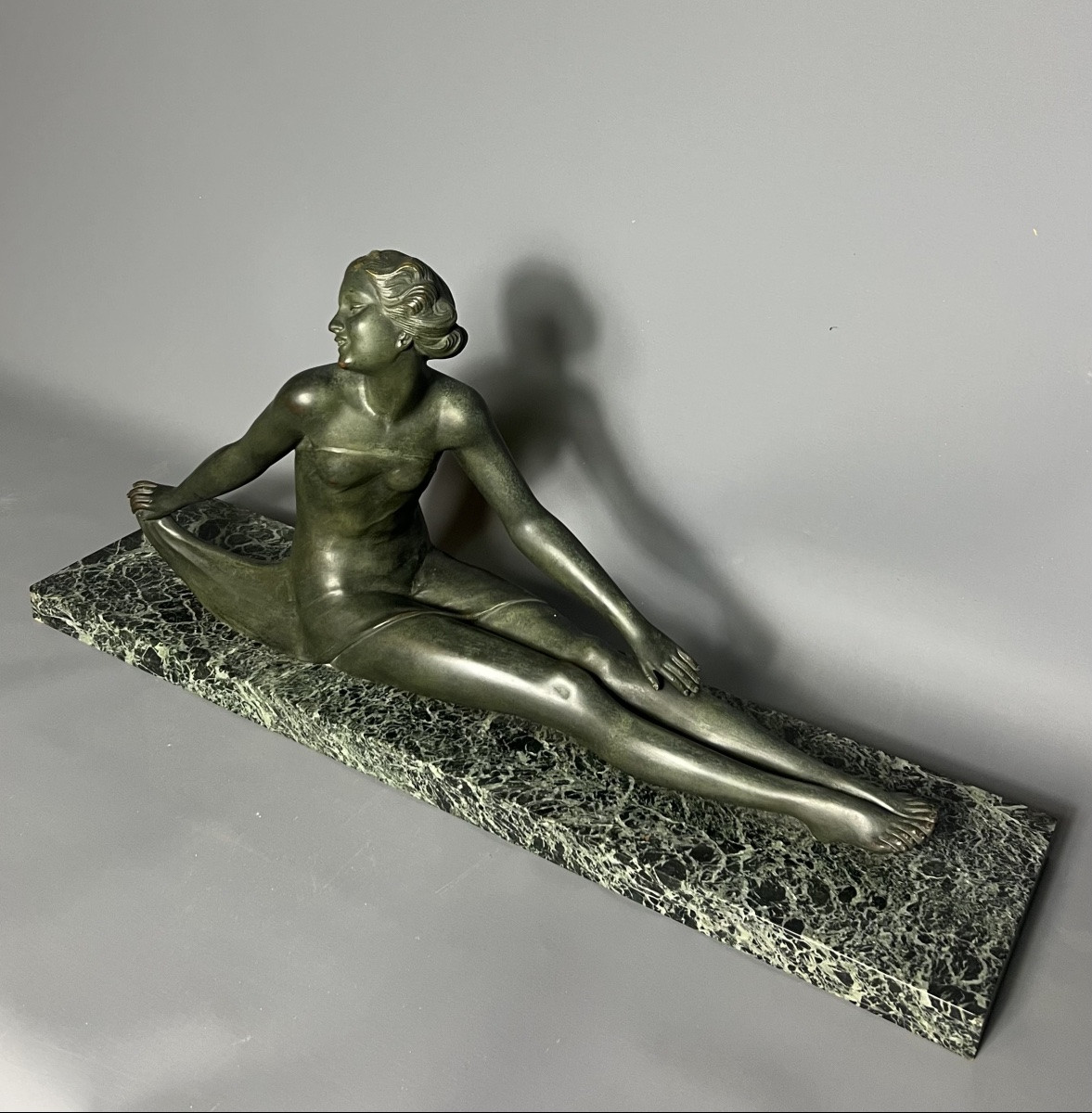 Elégante sculpture en bronze représentant une femme nue assise, dans une posture gracieuse et c-photo-3
