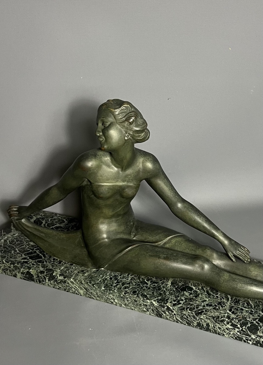 Elégante sculpture en bronze représentant une femme nue assise, dans une posture gracieuse et c-photo-2