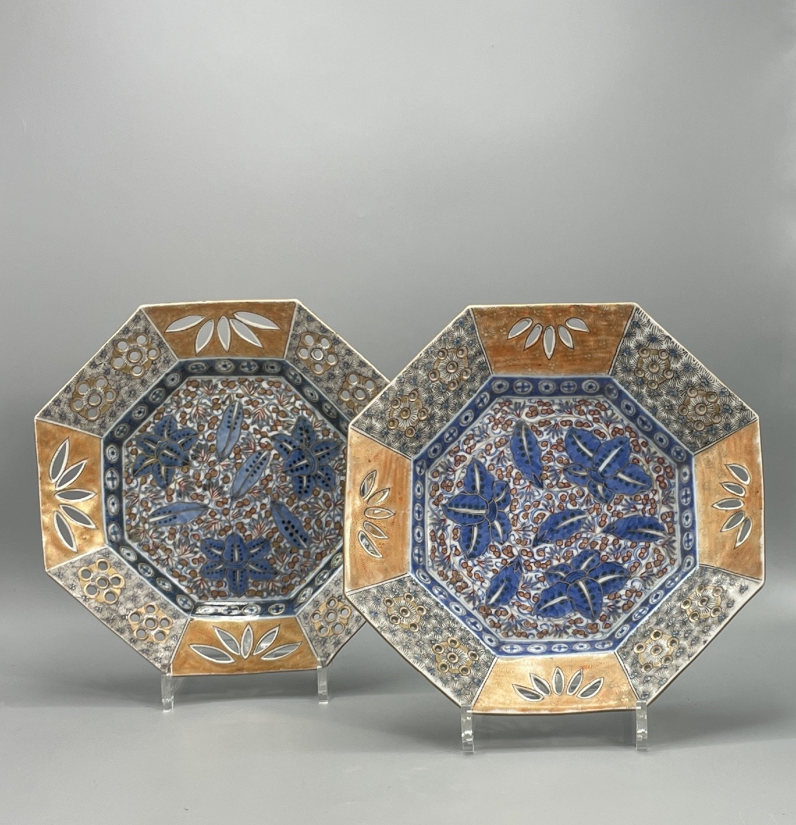Paire d’assiettes en creux polychrome Japon