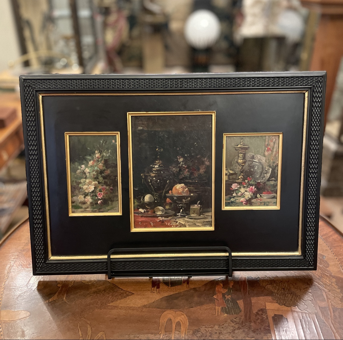 Élégant triptyque décoratif – Nature morte florale et objets précieux