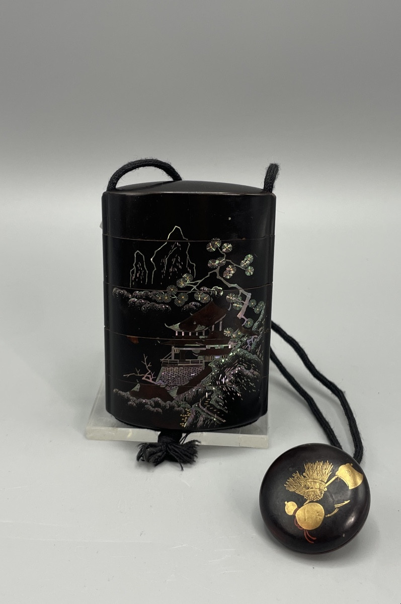 Inrō japonais ancien , Laque noire, décor paysager et calligraphique, netsuke