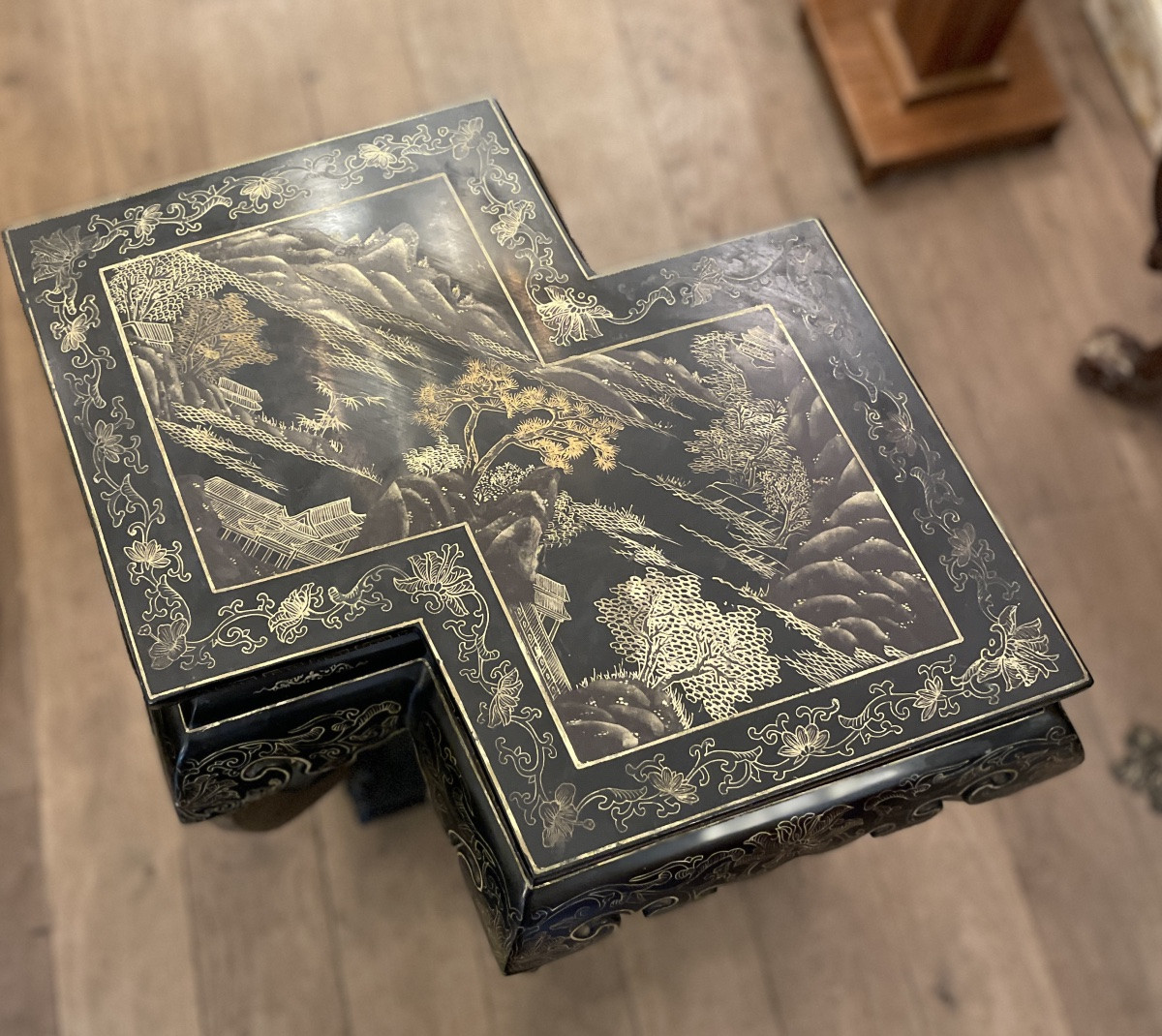 Double piédestal  en laque noire et or, décor chinoiserie, Chine fin XIXᵉ siècle-photo-1