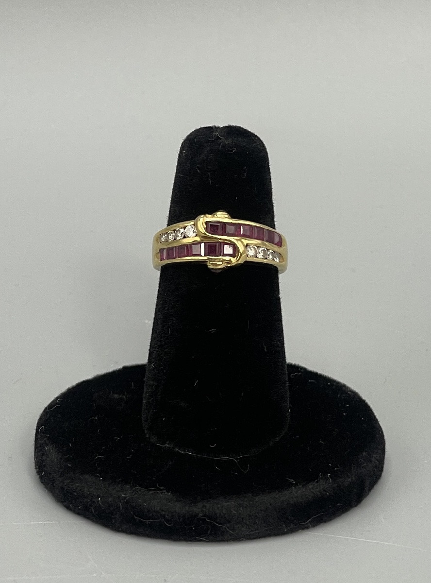 Bague en or jaune 18 carats, 750 millièmes, sertie de rubis et de diamants.-photo-3