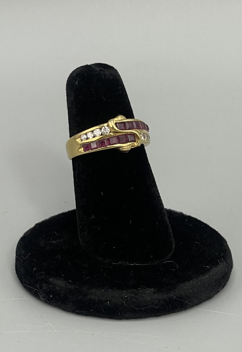 Bague en or jaune 18 carats, 750 millièmes, sertie de rubis et de diamants.-photo-4