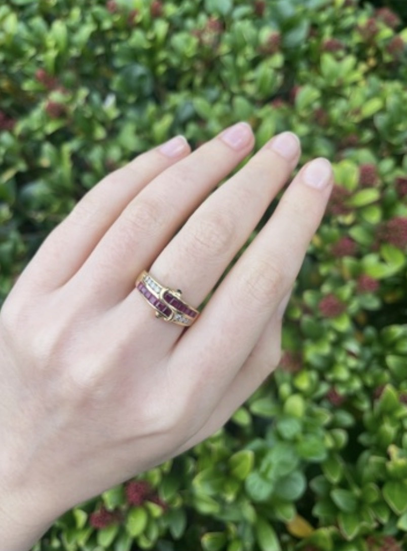 Bague en or jaune 18 carats, 750 millièmes, sertie de rubis et de diamants.-photo-2