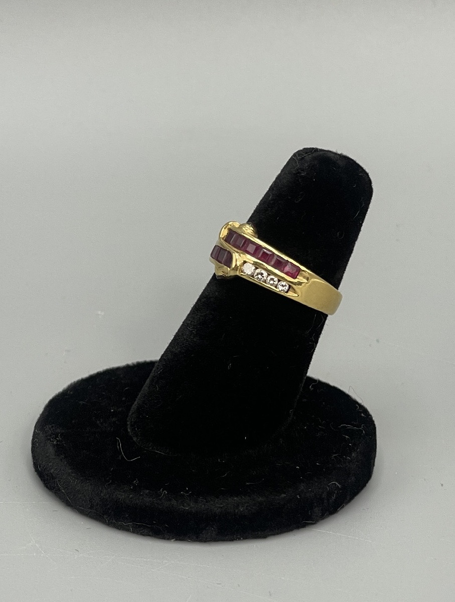 Bague en or jaune 18 carats, 750 millièmes, sertie de rubis et de diamants.-photo-3