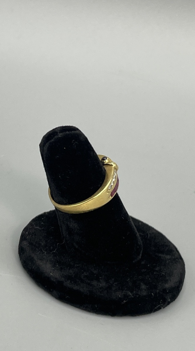 Bague en or jaune 18 carats, 750 millièmes, sertie de rubis et de diamants.-photo-4