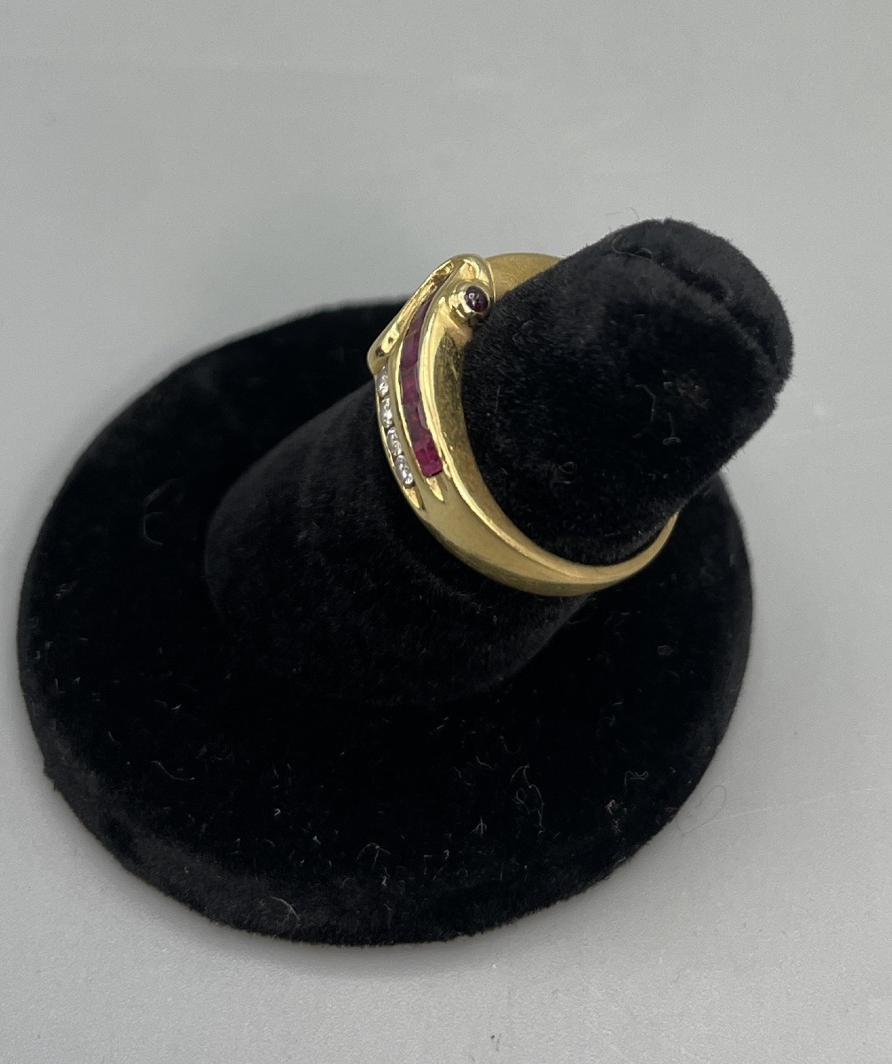 Bague en or jaune 18 carats, 750 millièmes, sertie de rubis et de diamants.-photo-5