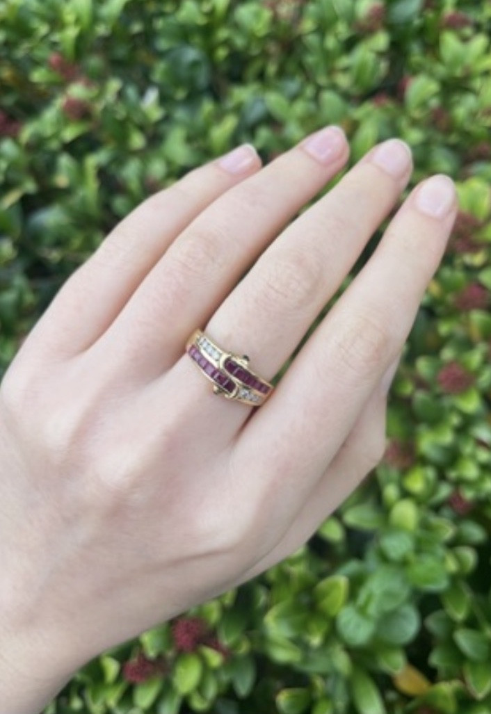 Bague en or jaune 18 carats, 750 millièmes, sertie de rubis et de diamants.