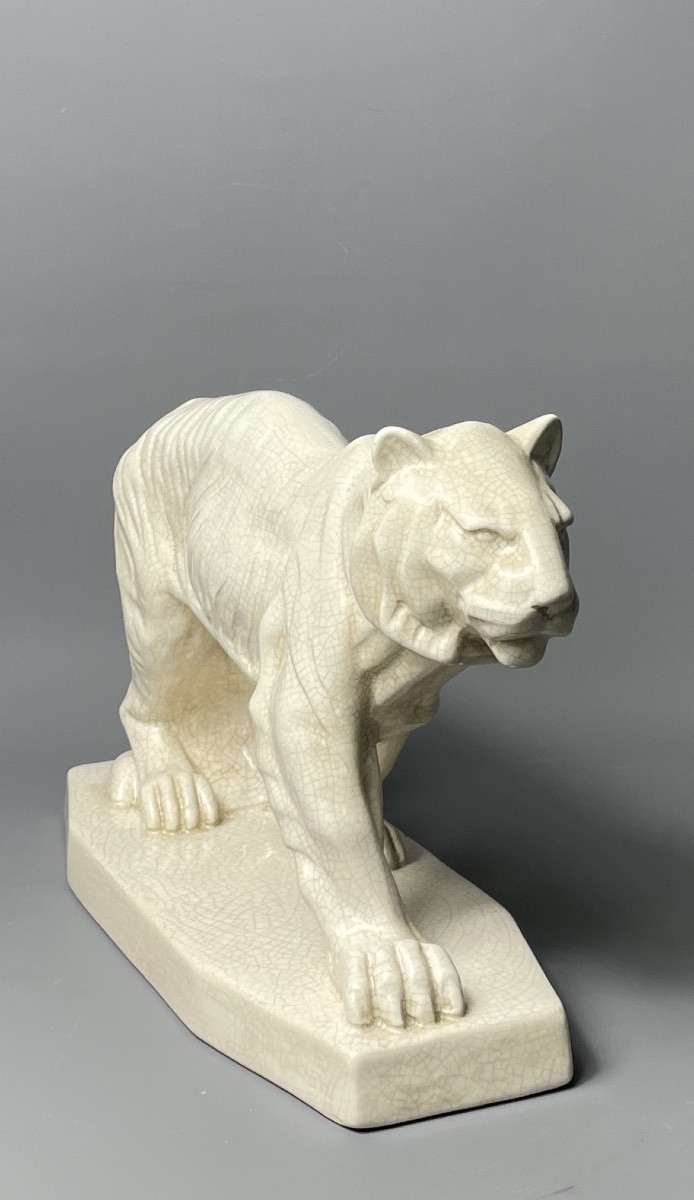 Tigre marchant en céramique craquelée, sculpture animalière Art Déco, vers 1930.