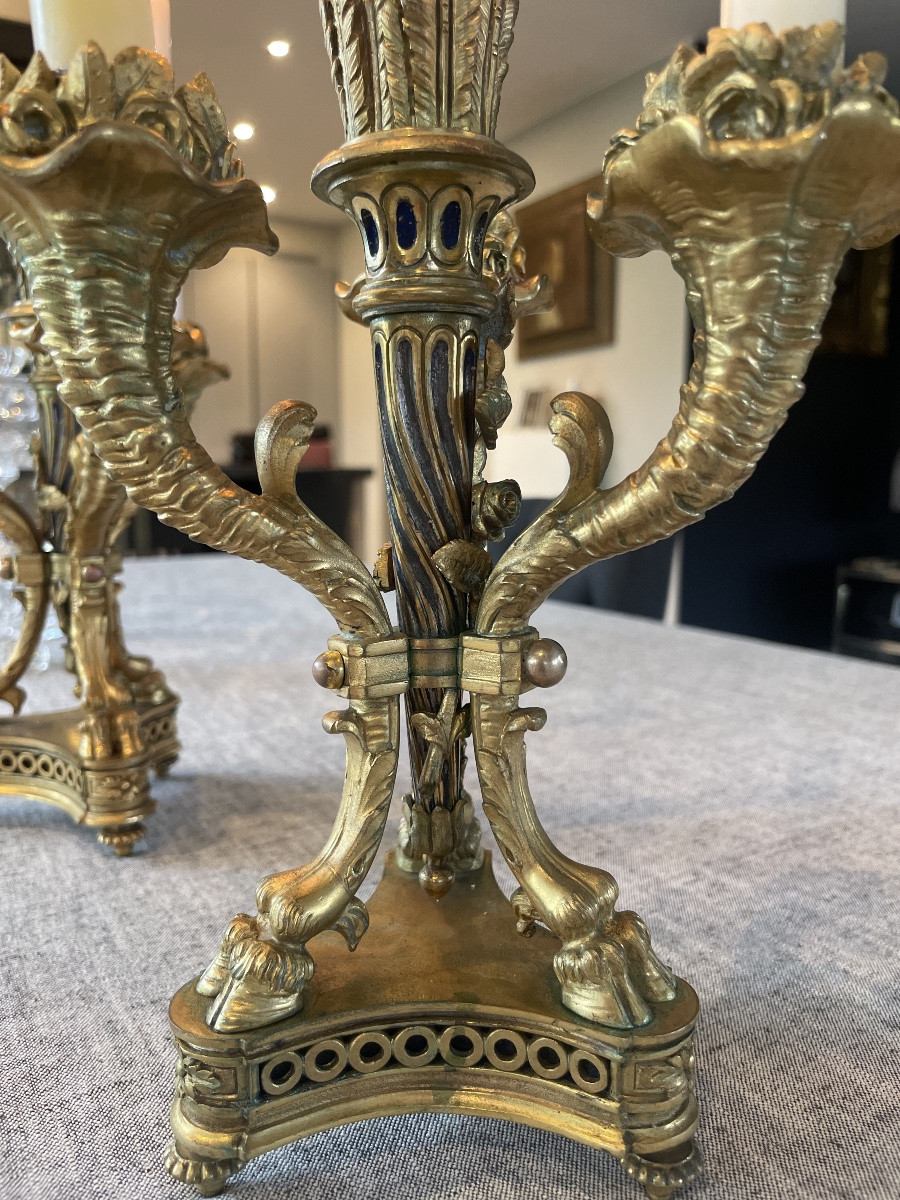 Élégante paire de candélabres en bronze doré à trois bras lumières, de style Louis XVI, datant -photo-3