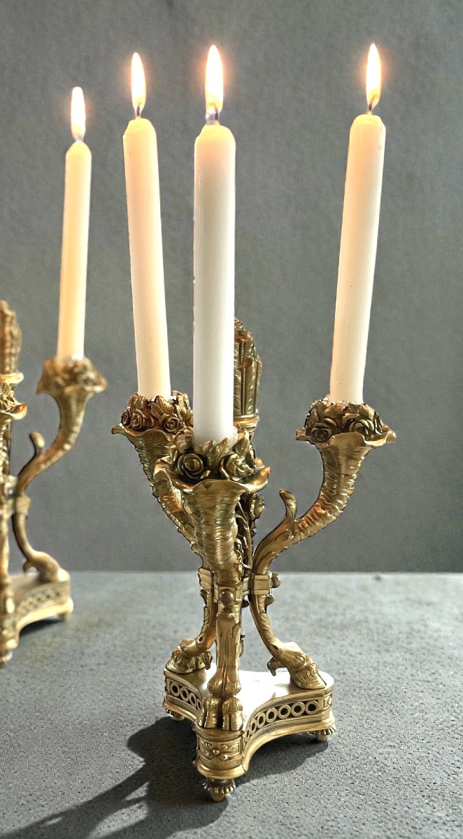 Élégante paire de candélabres en bronze doré à trois bras lumières, de style Louis XVI, datant -photo-4