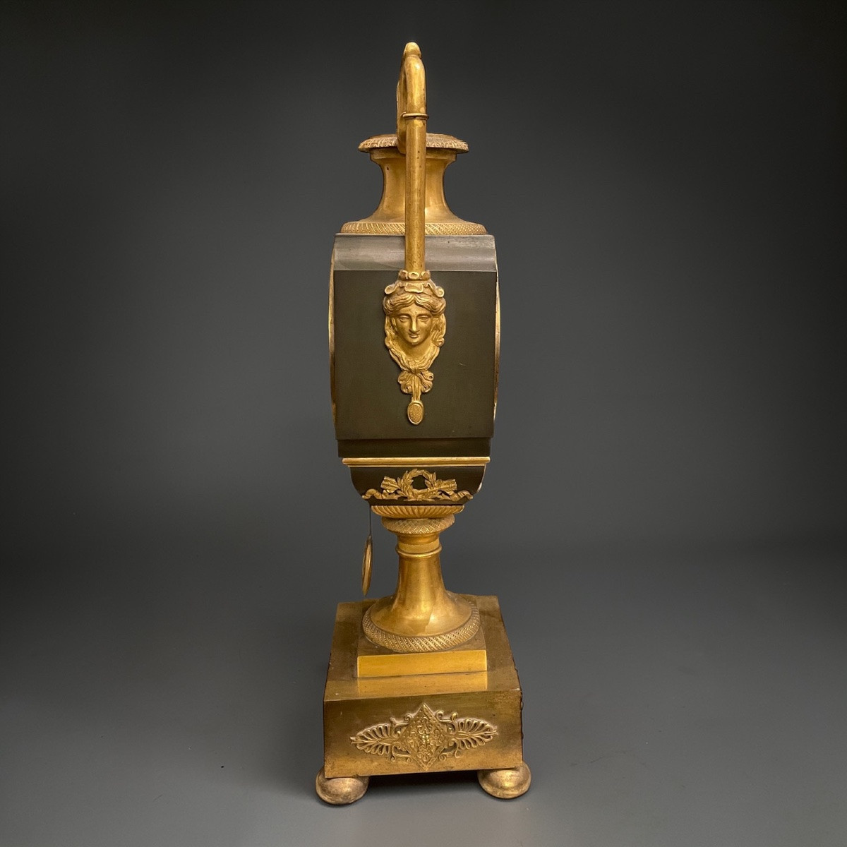 Pendule d’Époque Empire en Bronze Ciselé et Doré – Signée J.B. Roemat à Gand – Sonnerie Heures -photo-4