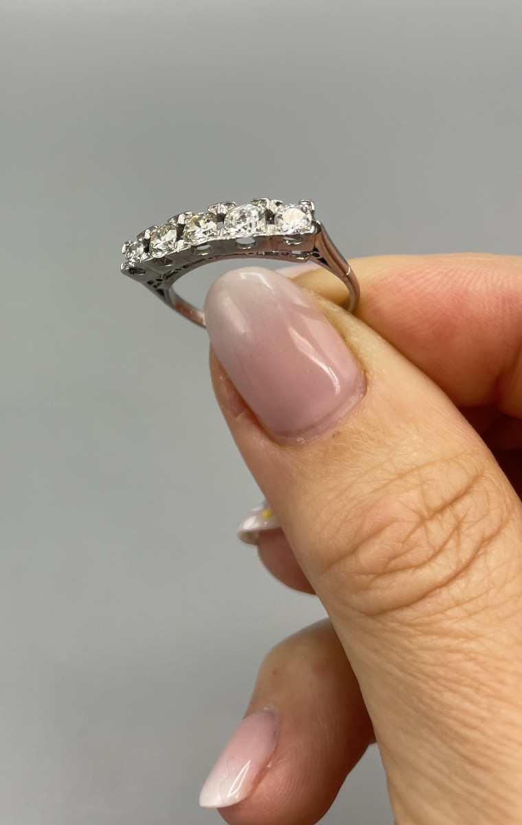 Antique Platinum Ring Set With Five Diamonds, Art Deco Period (circa 1920-1930)