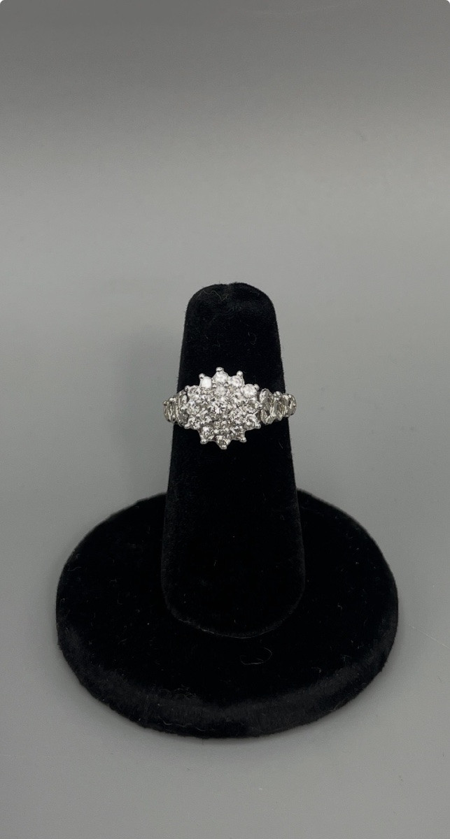 Bague en or blanc 18 carats sertie de diamants, motif floral-photo-2