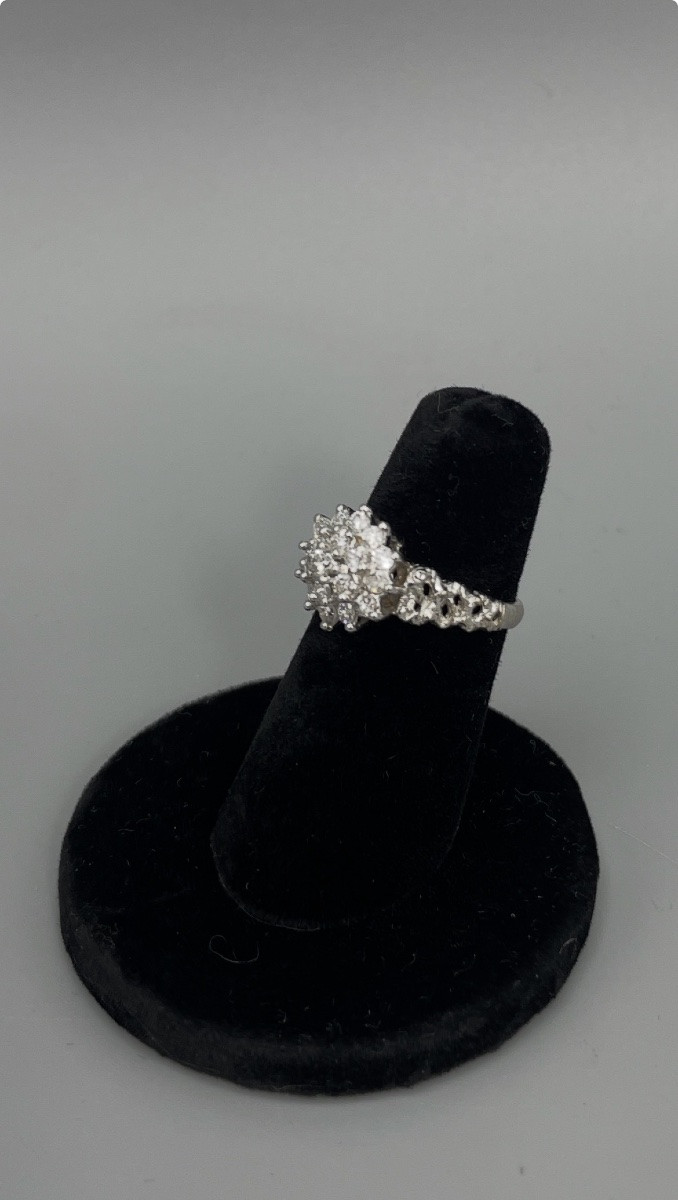 Bague en or blanc 18 carats sertie de diamants, motif floral-photo-3
