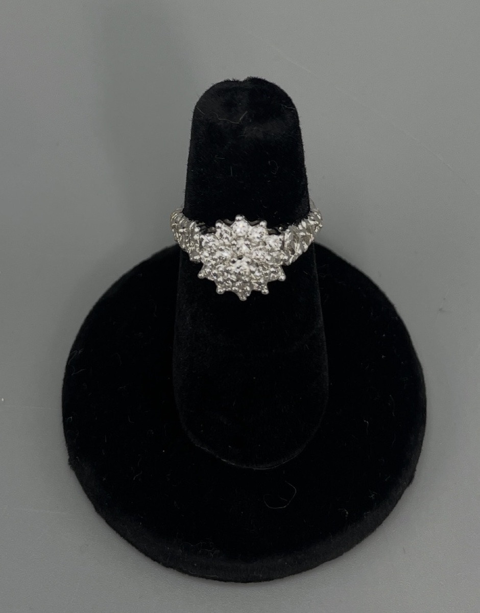 Bague en or blanc 18 carats sertie de diamants, motif floral-photo-1