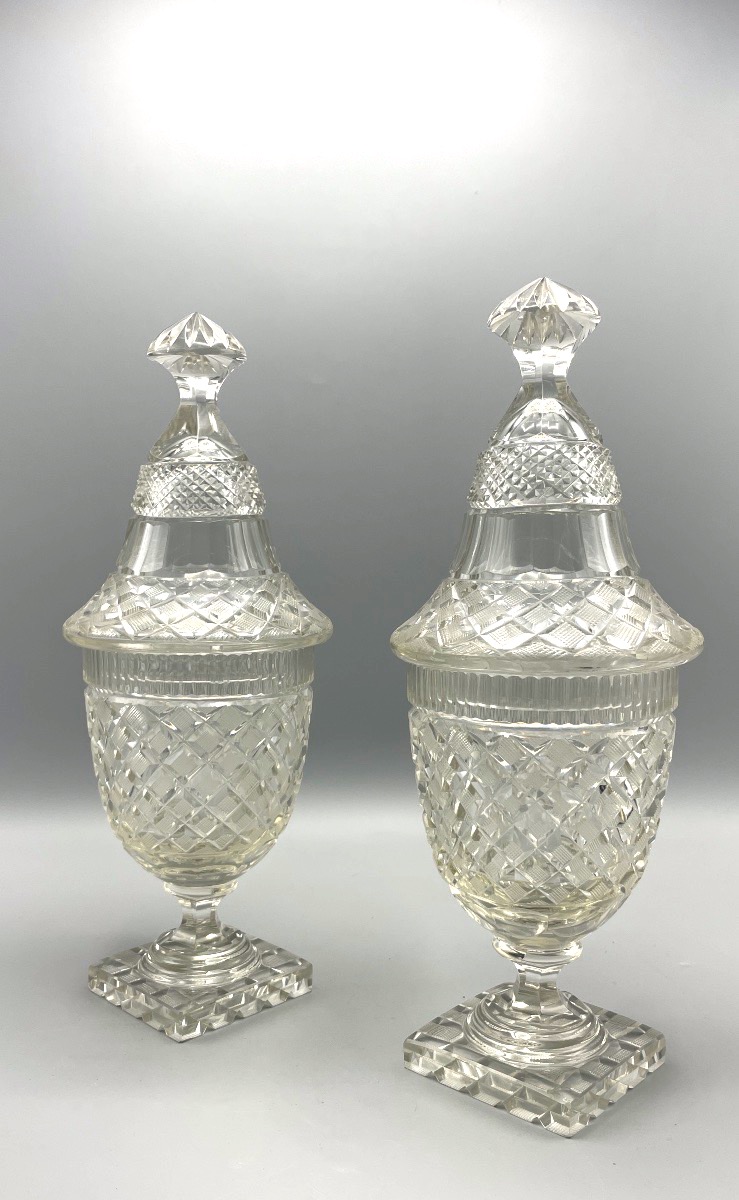 Paire de drageoirs couverts en cristal taillé, France XIXᵉ siècle