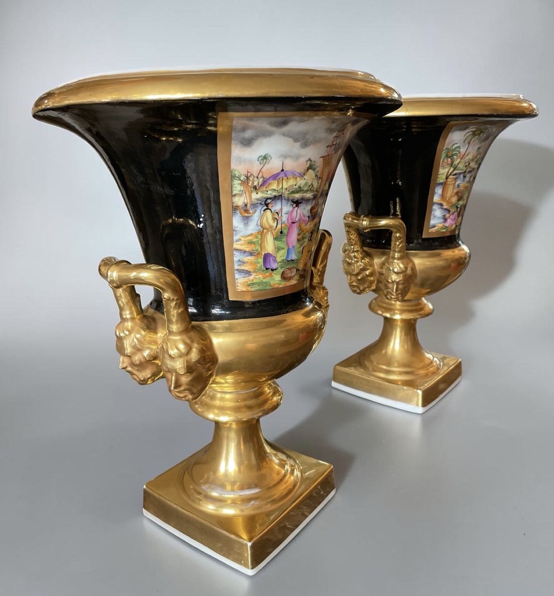 Exceptionnelle paire de vases en porcelaine de Vieux Paris, XIXe siècle, de forme Médicis sur p-photo-2