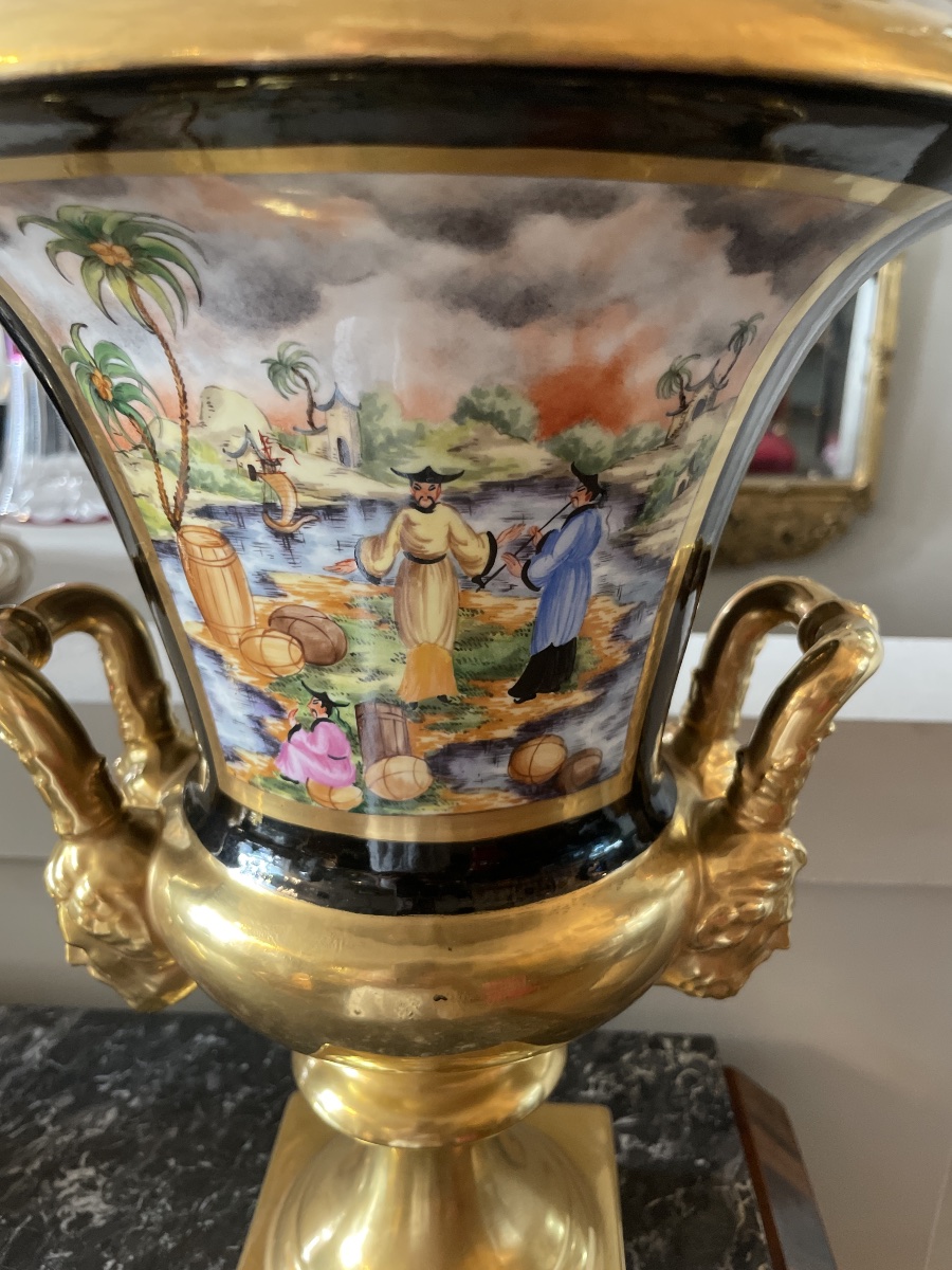 Exceptionnelle paire de vases en porcelaine de Vieux Paris, XIXe siècle, de forme Médicis sur p-photo-3