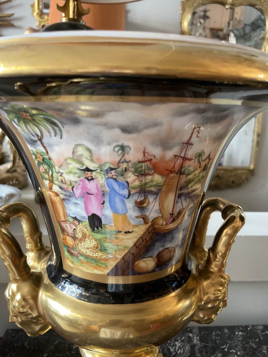 Exceptionnelle paire de vases en porcelaine de Vieux Paris, XIXe siècle, de forme Médicis sur p-photo-1