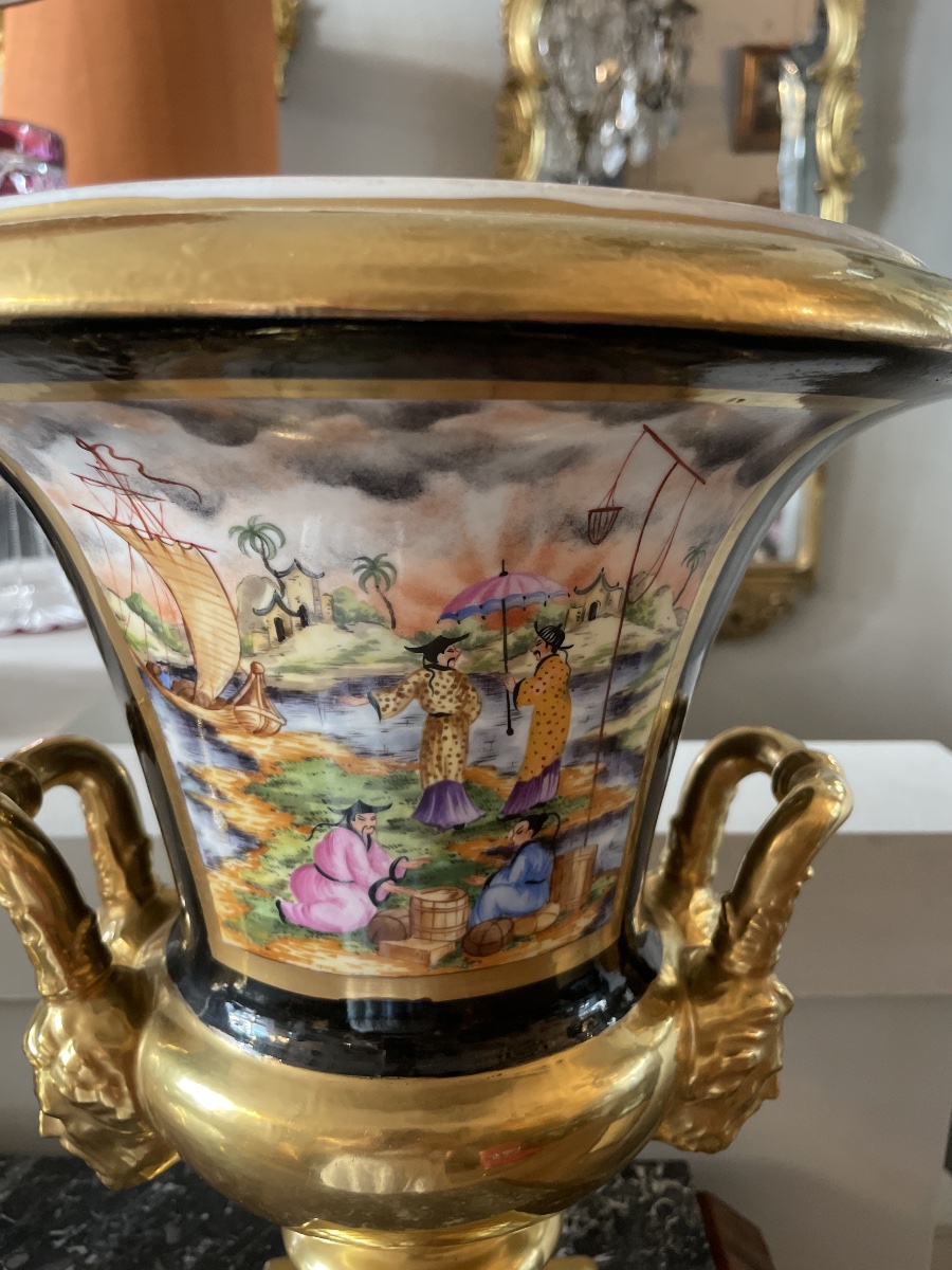 Exceptionnelle paire de vases en porcelaine de Vieux Paris, XIXe siècle, de forme Médicis sur p-photo-2