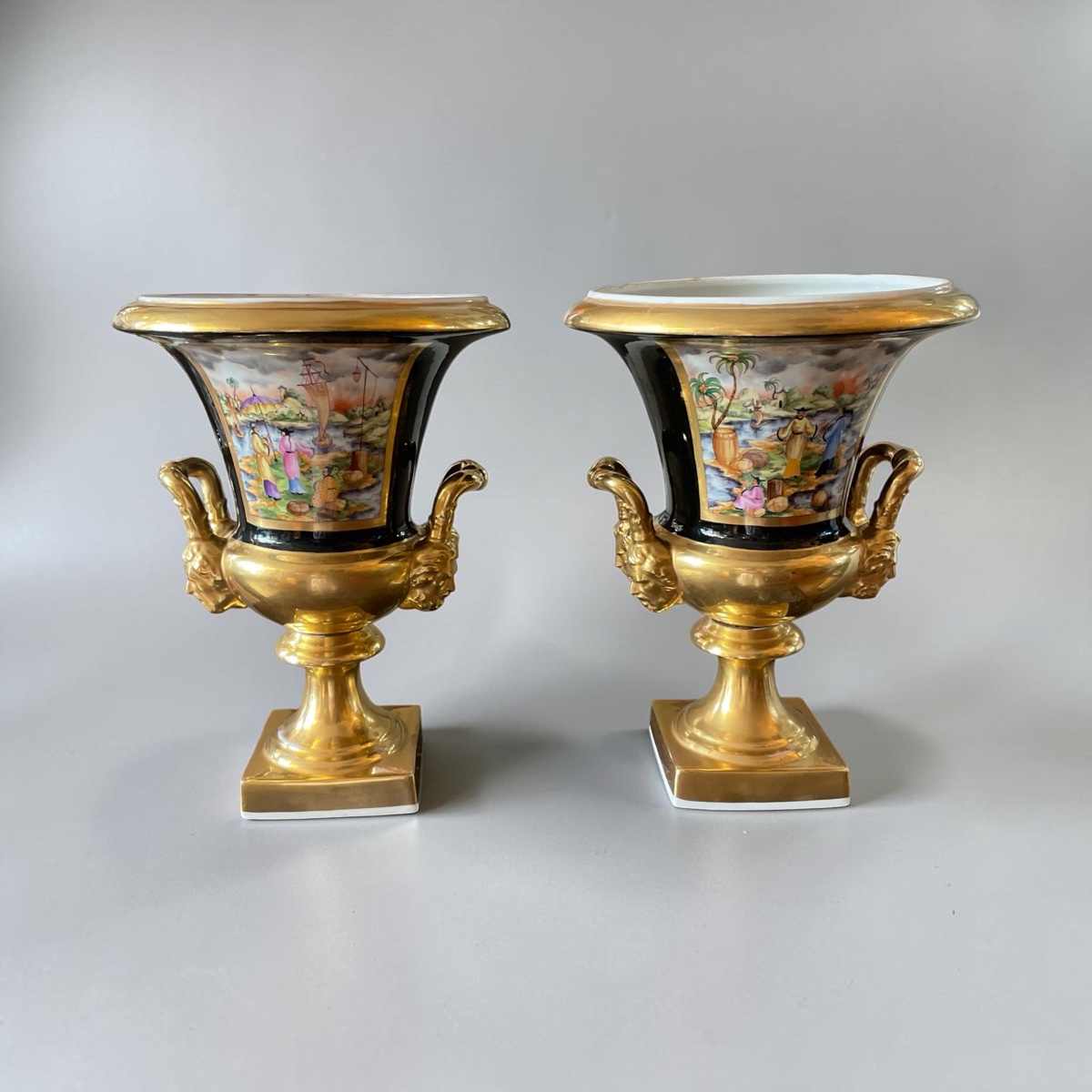 Exceptionnelle paire de vases en porcelaine de Vieux Paris, XIXe siècle, de forme Médicis sur p