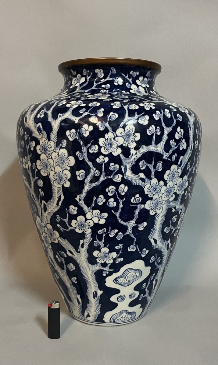 Grand vase chinois en porcelaine bleu et blanc à décor de prunus,  Chine, fin XIXᵉ – début XXᵉ -photo-2