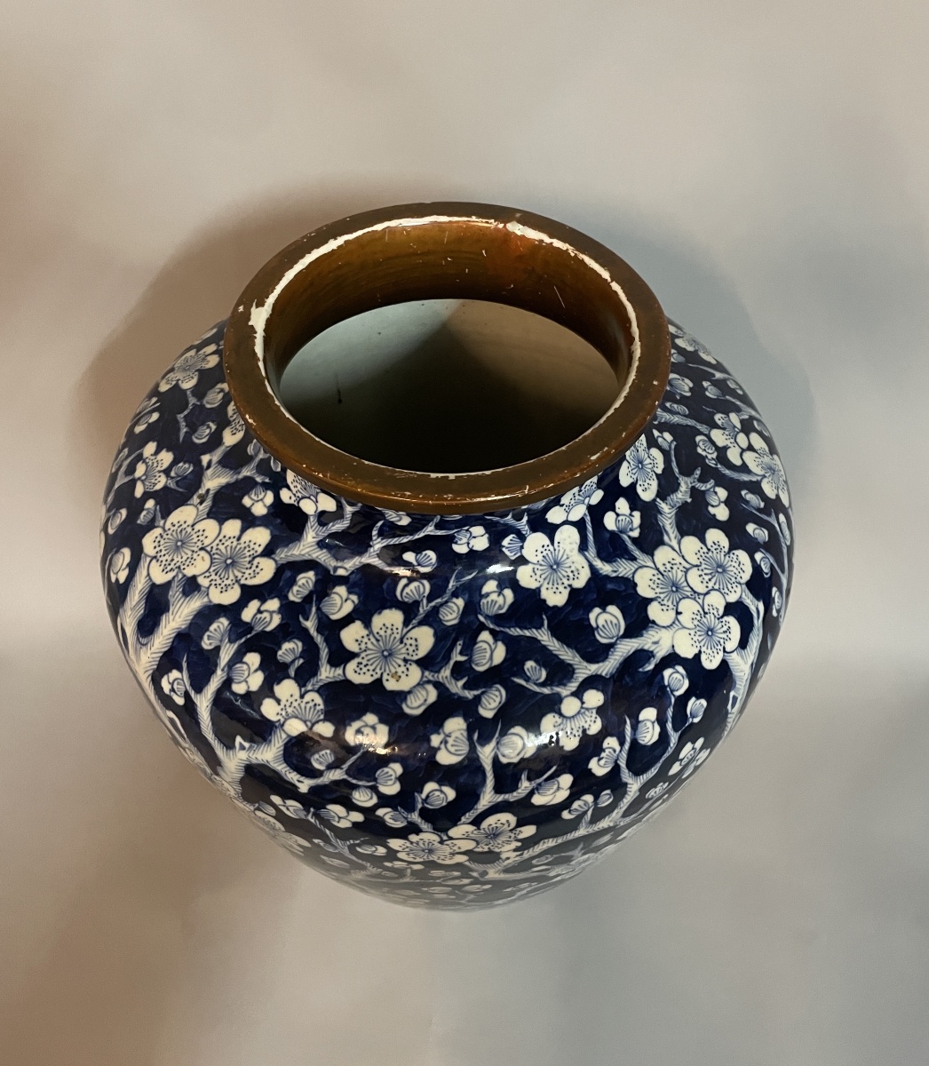 Grand vase chinois en porcelaine bleu et blanc à décor de prunus,  Chine, fin XIXᵉ – début XXᵉ -photo-3